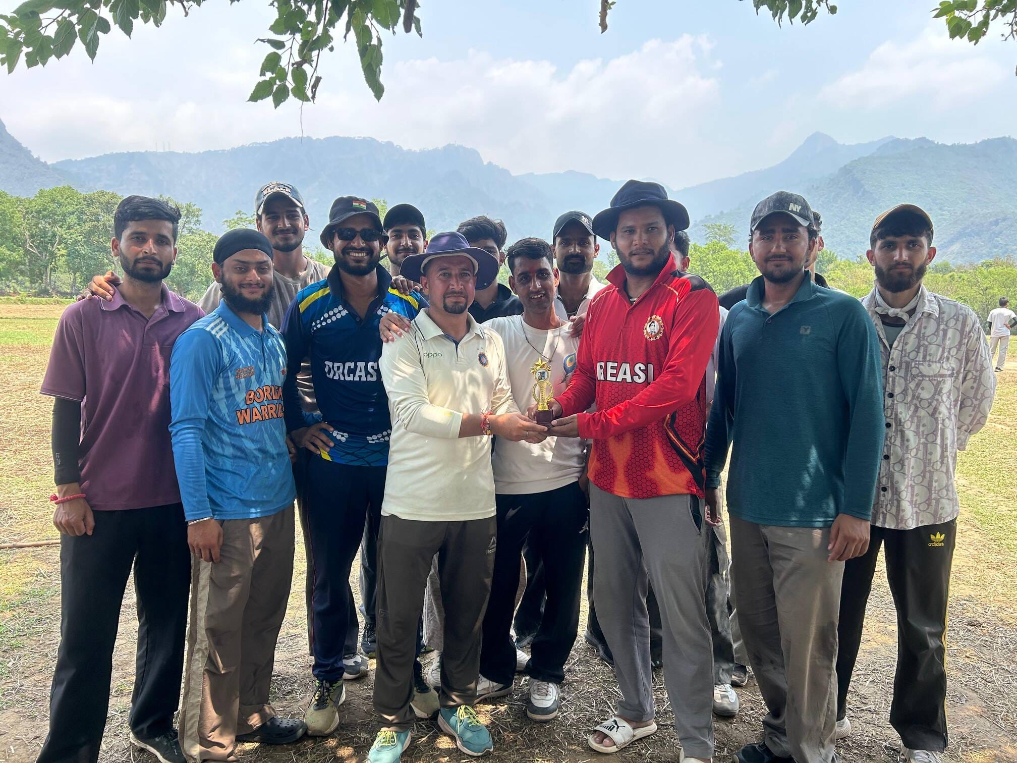 पौनी।फोटो _संवाद मैच में शतक लगाने वाले बल्लेबाज बलविंदर सिंह को मेन ऑफ था मैच देकर सम्मानित 