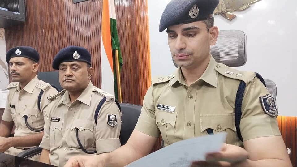 प्रेस कांफ्रेस करते हुए एसपी भानु प्रताप सिंह