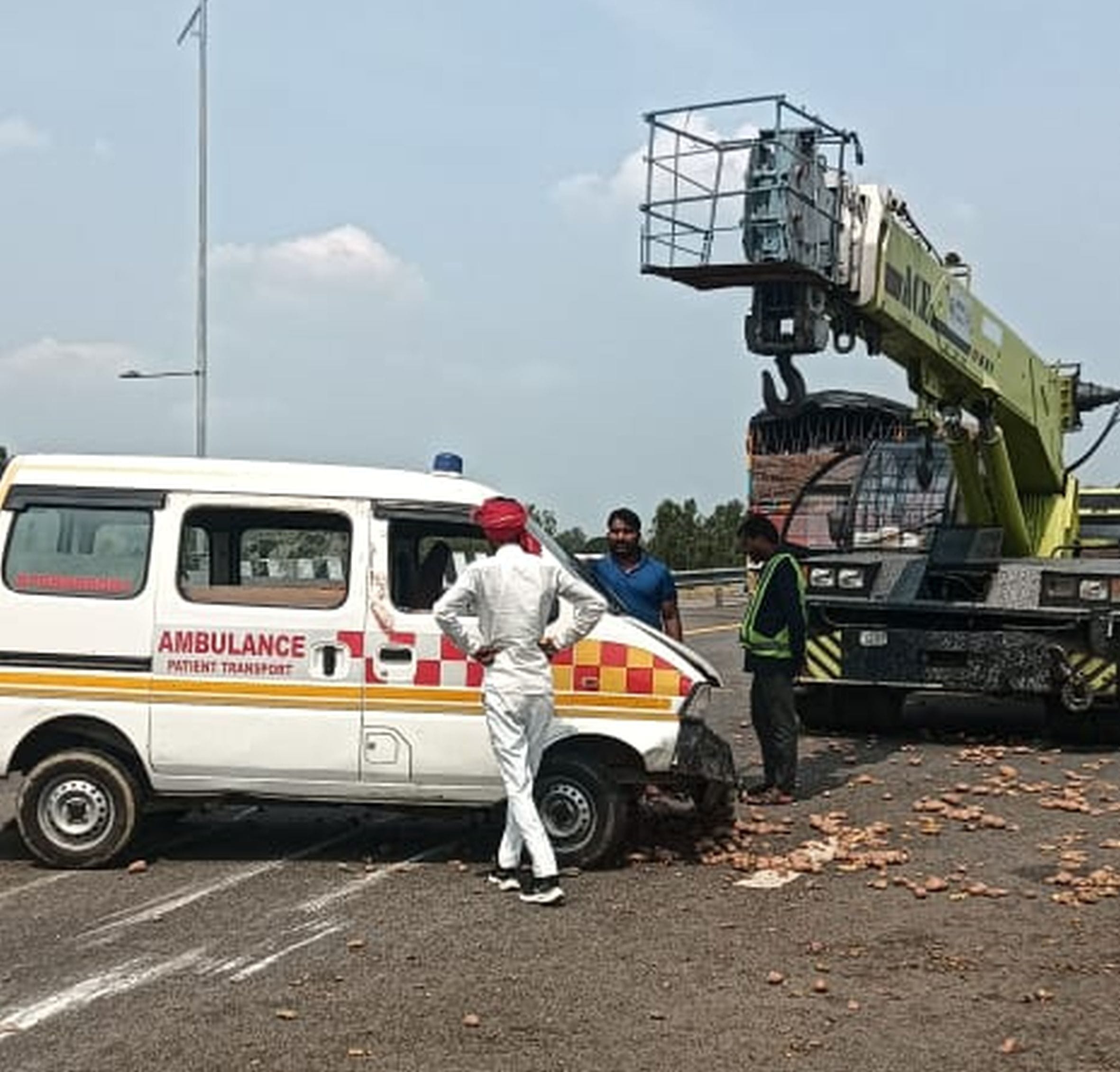 पूर्वांचल एक्सप्रेस वे बाजार शुकुल के पास हादसे में क्षतिग्रस्त एंबुलेंस को हटाते कर्मी। स्रोत:
