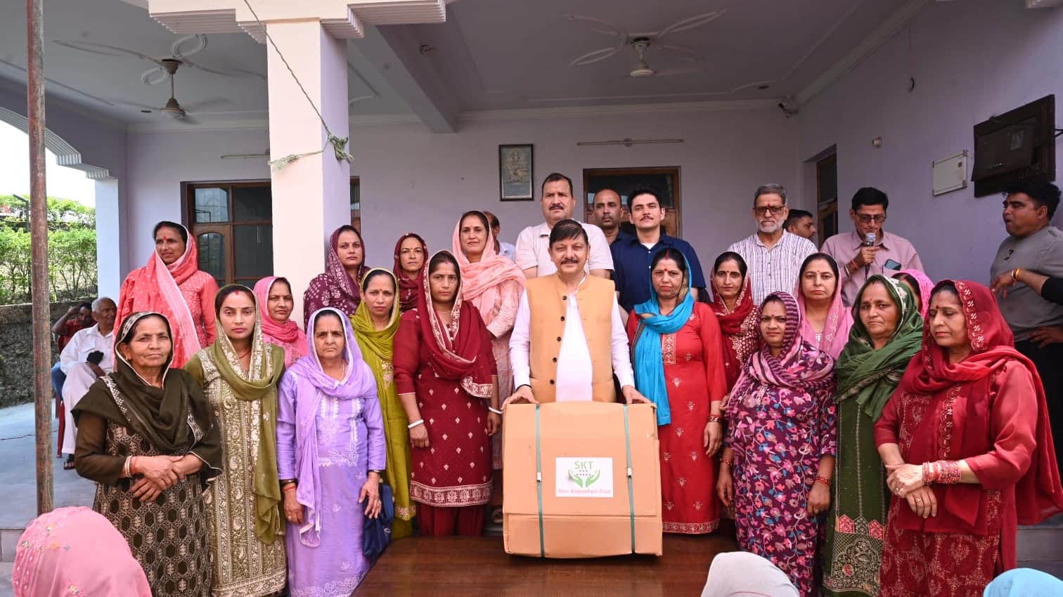 पटलांदर में आयोजित महिला         मंडल सम्मान समारोह में महिलाओं को सम्मानित करते पूर्व विधायक र