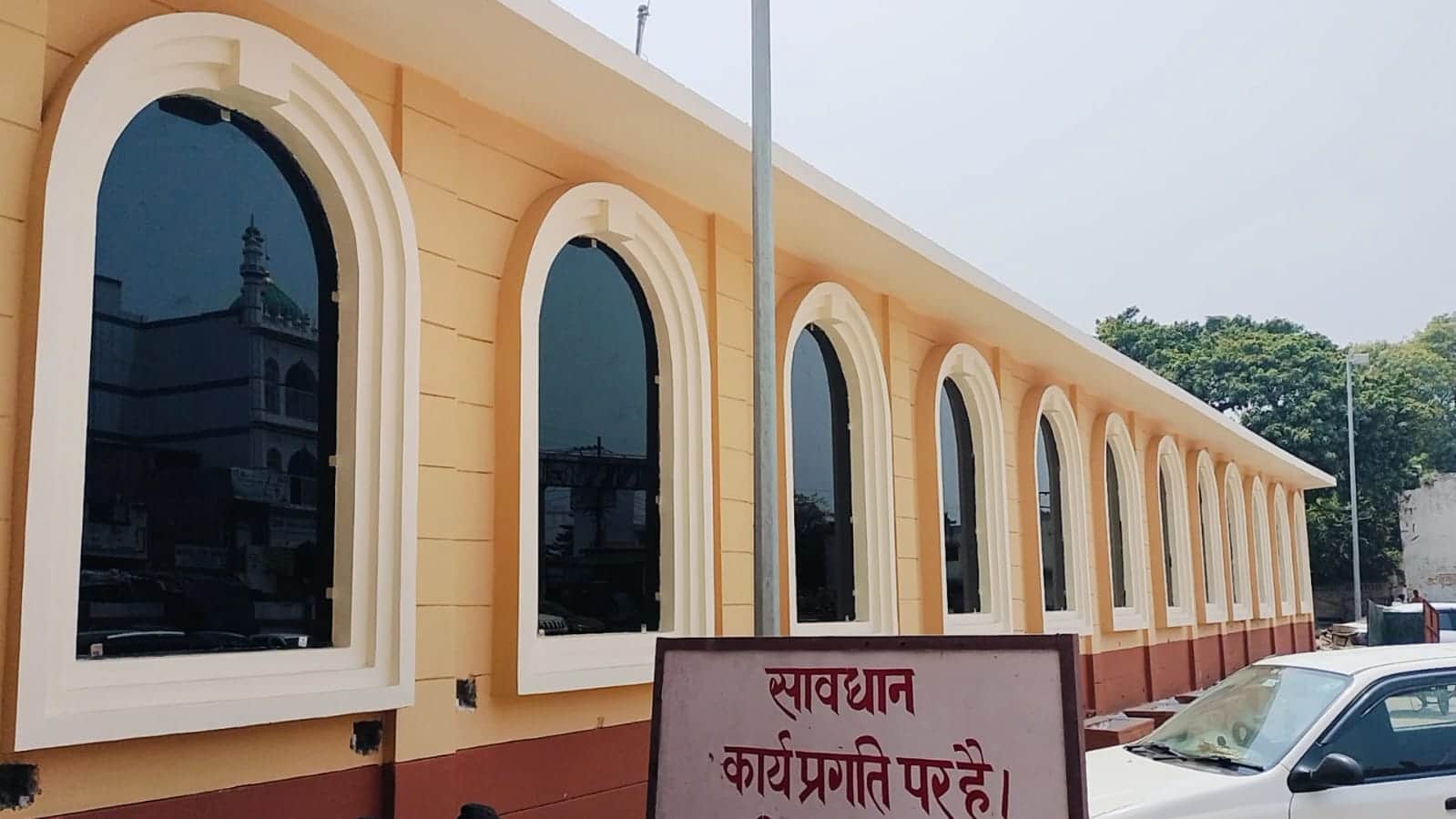 रेलवे स्टेशन के गेट पर दीवारों पर लगे शीशे। संवाद