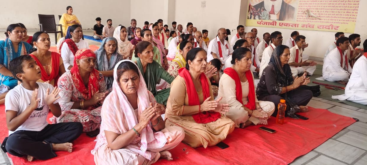 Chants hailing Goddess Mother echoed during the Maha Aarti