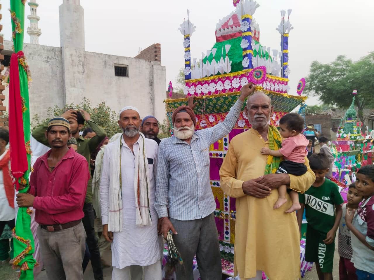 सेहरामऊ दक्षिणी में मुहर्रम पर करबला में रखखे ताजिये। संवाद