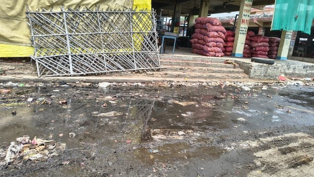 The commission agent is upset due to the mess in the market, complaining to the secretary