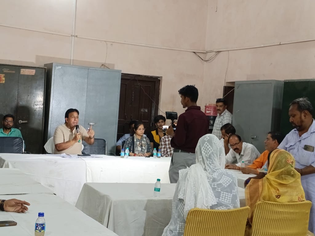 सिकंदराबाद बोर्ड बैठक में सभासदों को संबोधित करते नगर चैयरमेन  डॉक्टर प्रदीप दीक्षित