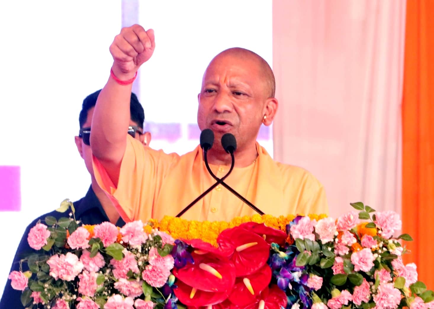 सलेमपुर में जनसभा को संबोधित करते मुख्यमंत्री योगी आदित्यनाथ।