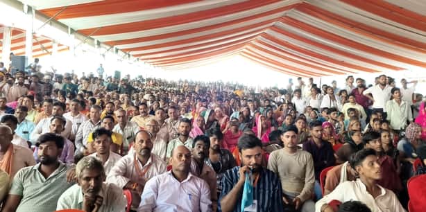 सलेमपुर पर मुख्यमंत्री की जनसभा में मौजूद भीड़।