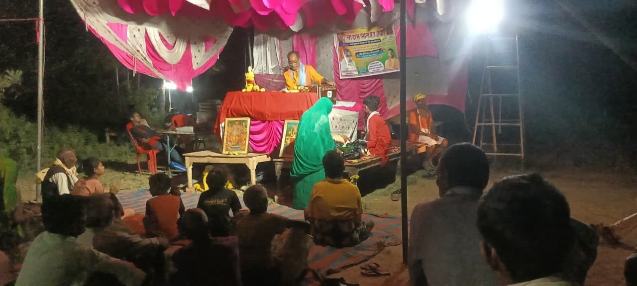 सिरसिया के डोमाई में जारी श्रीराम कथा में मौजूद श्रद्धालु। 