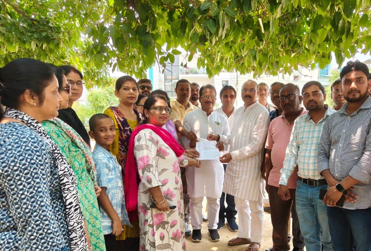 सांसद अरुण सागर को ज्ञापन देते राष्ट्रीय शैक्षिक महासंघ के पदाधिकारी। स्रोत: संगठन
