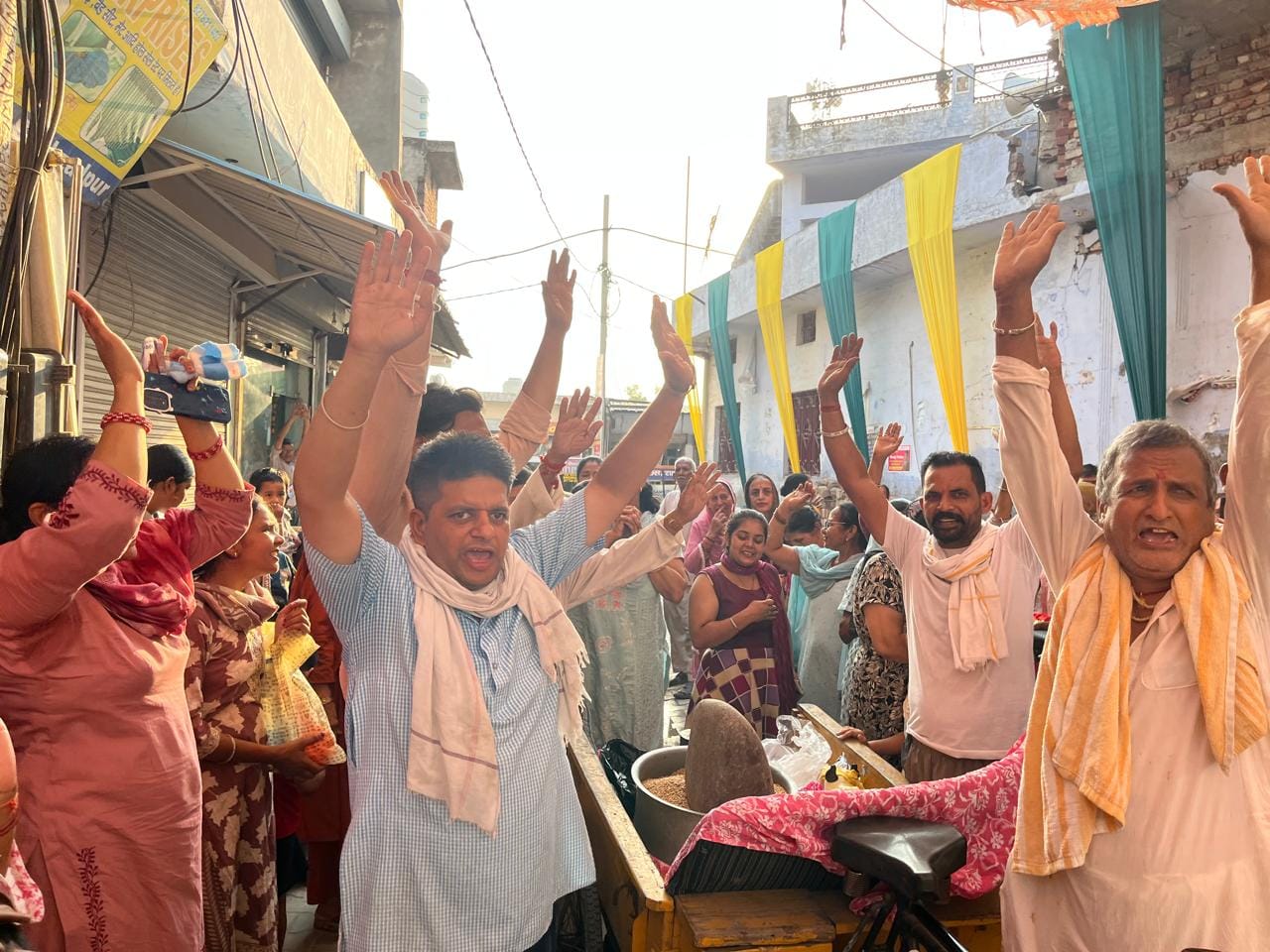 शहजादपुर में शोभा यात्रा के दौरान मौजूद श्रद्धालु जयकारे लगाते हुए। संवाद