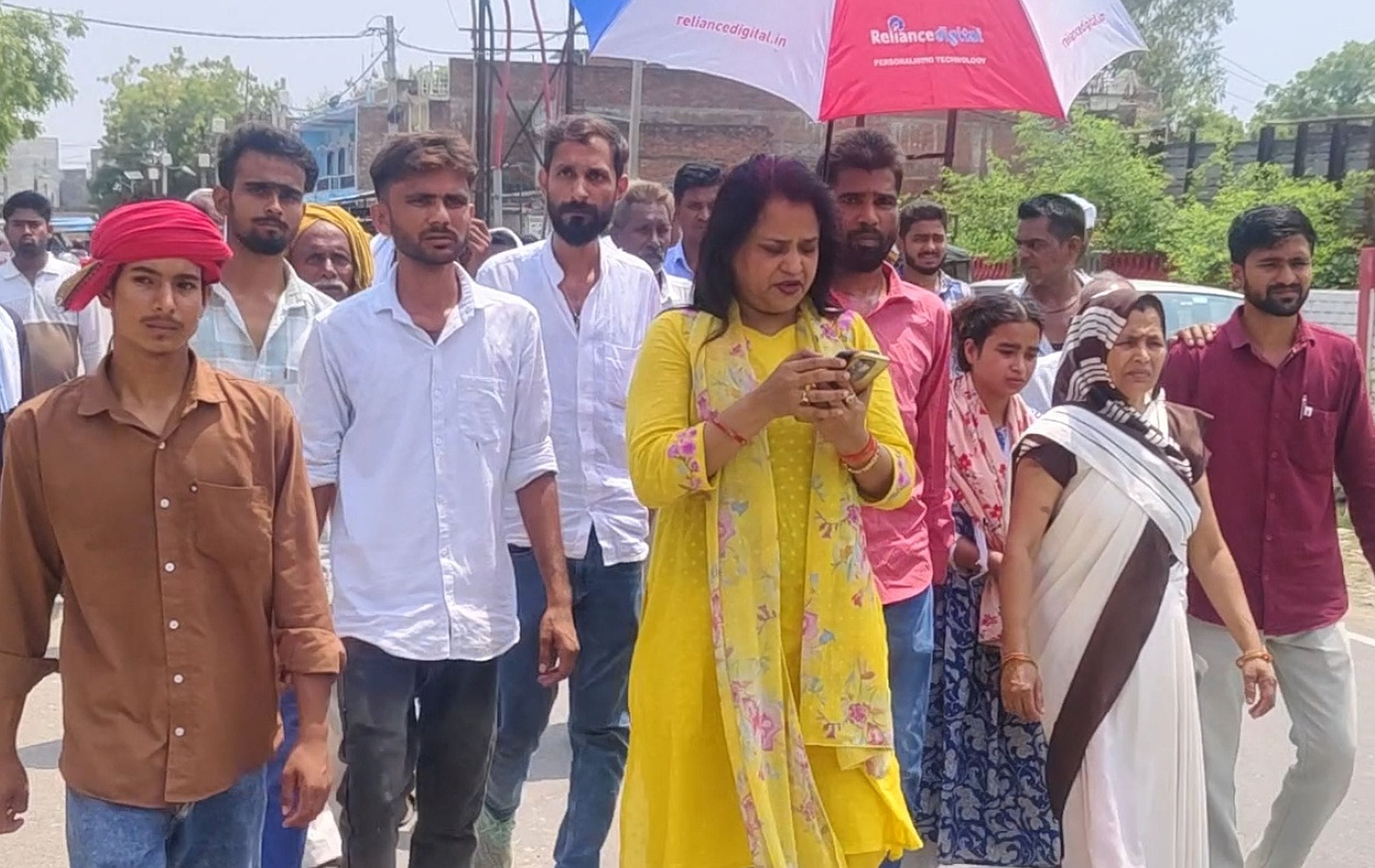 .तिलोई सीओ कार्यालय का घेराव करने जाते कांग्रेस कार्यकर्ता।-संवाद