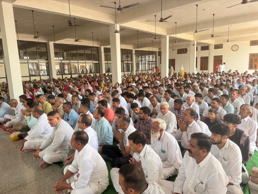 दिनोद के राधास्वामी आश्रम में आयोजित सत्संग में मौजूद लोग। 