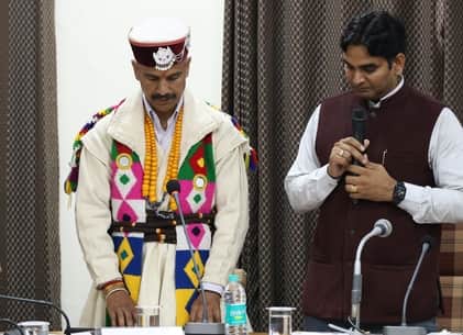 धर्मशाला के मिनी सचिवालय में नगर निगम के नवनिर्वाचित पार्षदों के शपथ ग्रहण समारोह में शपथ लेते 
