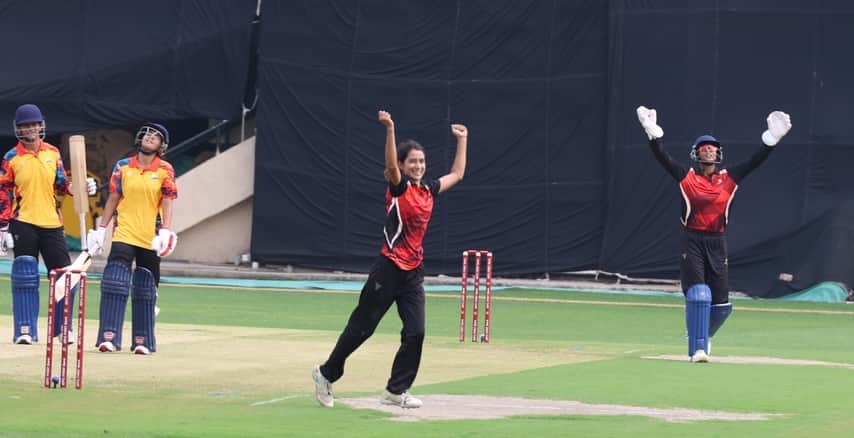 धर्मशाला क्रिकेट स्टेडियम में शुरू हुई चैलेंजर ट्राफी के पहले मैच में महिला येलो टीम की विकेट ल