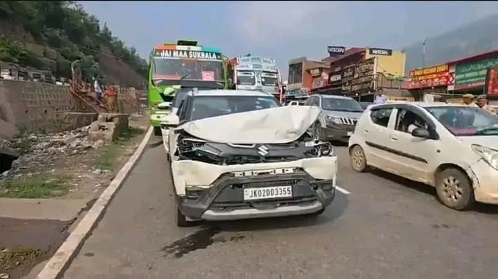 उधमपुर। राष्ट्रीय राजमार्ग पर धर्मथल में हुई पांच वाहनों की टक्कर में क्षतिग्रस्त हुए वाहन: सोश