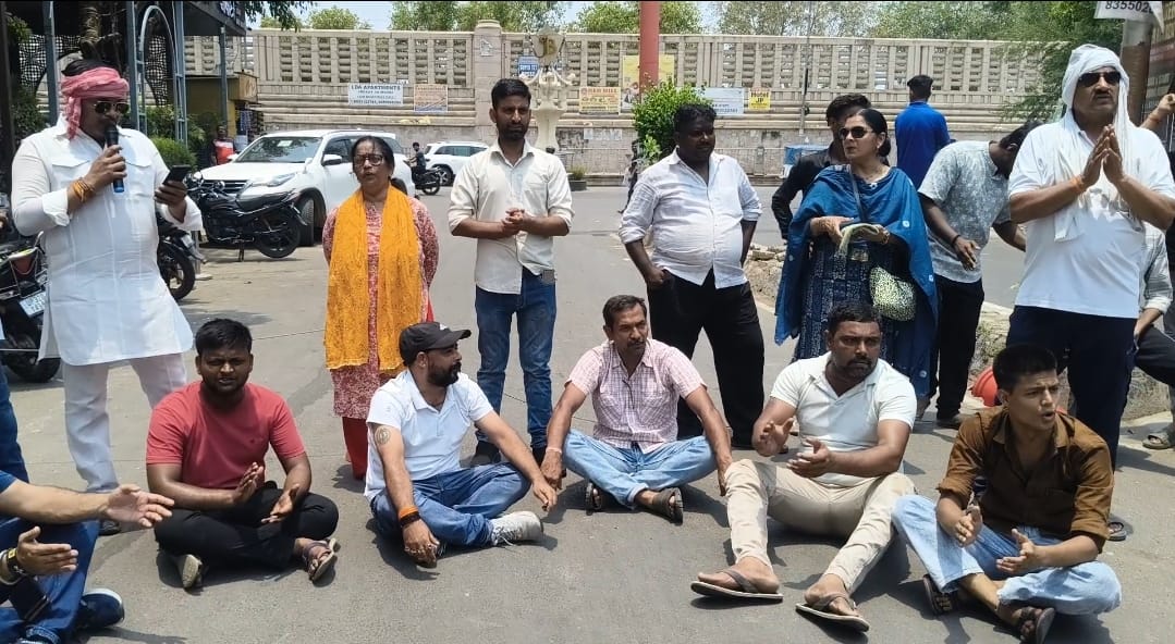 Escalating dispute over the vending zone on the park footpath in Ashiana.
