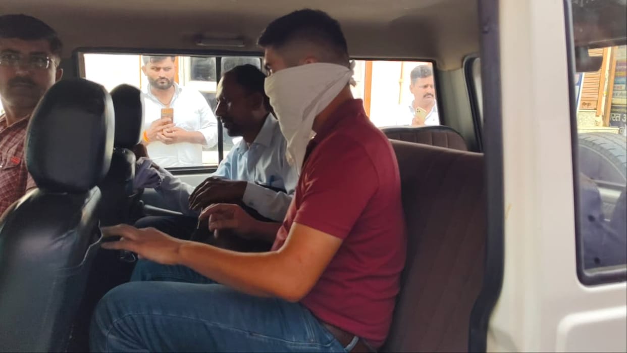 CSC operator arrested for accepting a bribe of 20,000 for a marriage certificate.