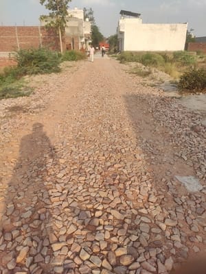 Accidents caused by loose gravel on the Chainpura road