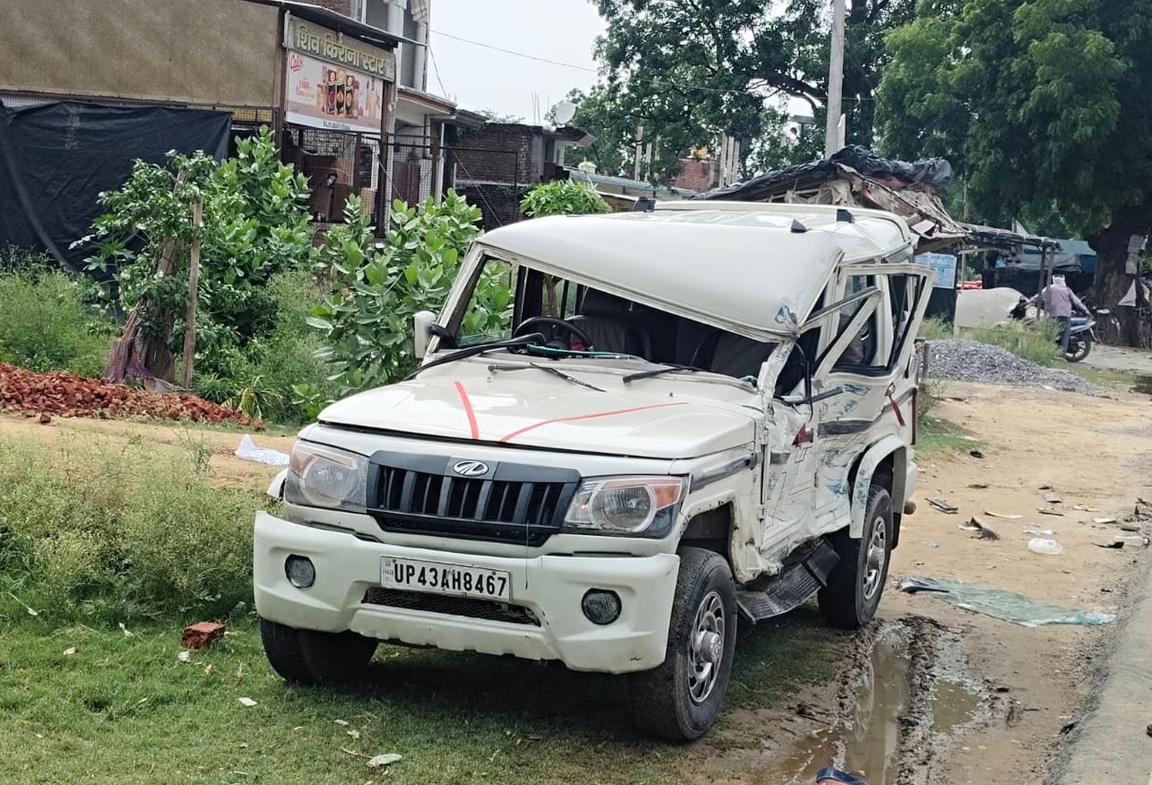 विशेश्वरगंज में सड़क हादसे में क्षतिग्रस्त वाहन।
