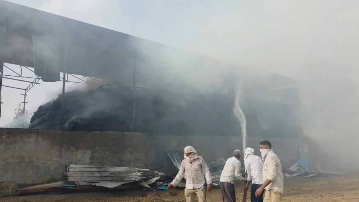 The roof of the house collapsed due to fire, Bainyapur's cardboard factory burnt down.