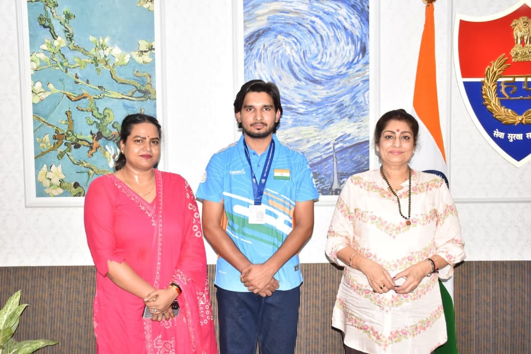 Police Commissioner felicitates medal-winning shooter.