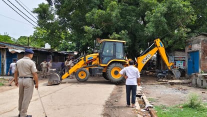 अतिक्रमण हटाता बुलडोजर।
