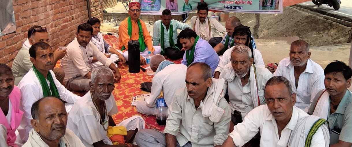 The protest to get the Ater bridge operational continued for the fifth day, talks were held with the PWD and Forest Department, but the BKU did not agree to the assurances.