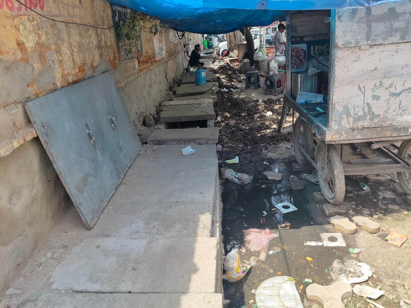 भाड़ावास गेट के पास नाले की बदहाल दशा। संवाद