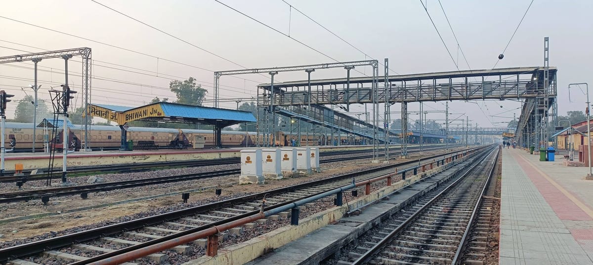 Bhiwani News: यात्रियों की सुविधा के लिए कई ट्रेनों में बढ़ाए गए अतिरिक्त डिब्बे