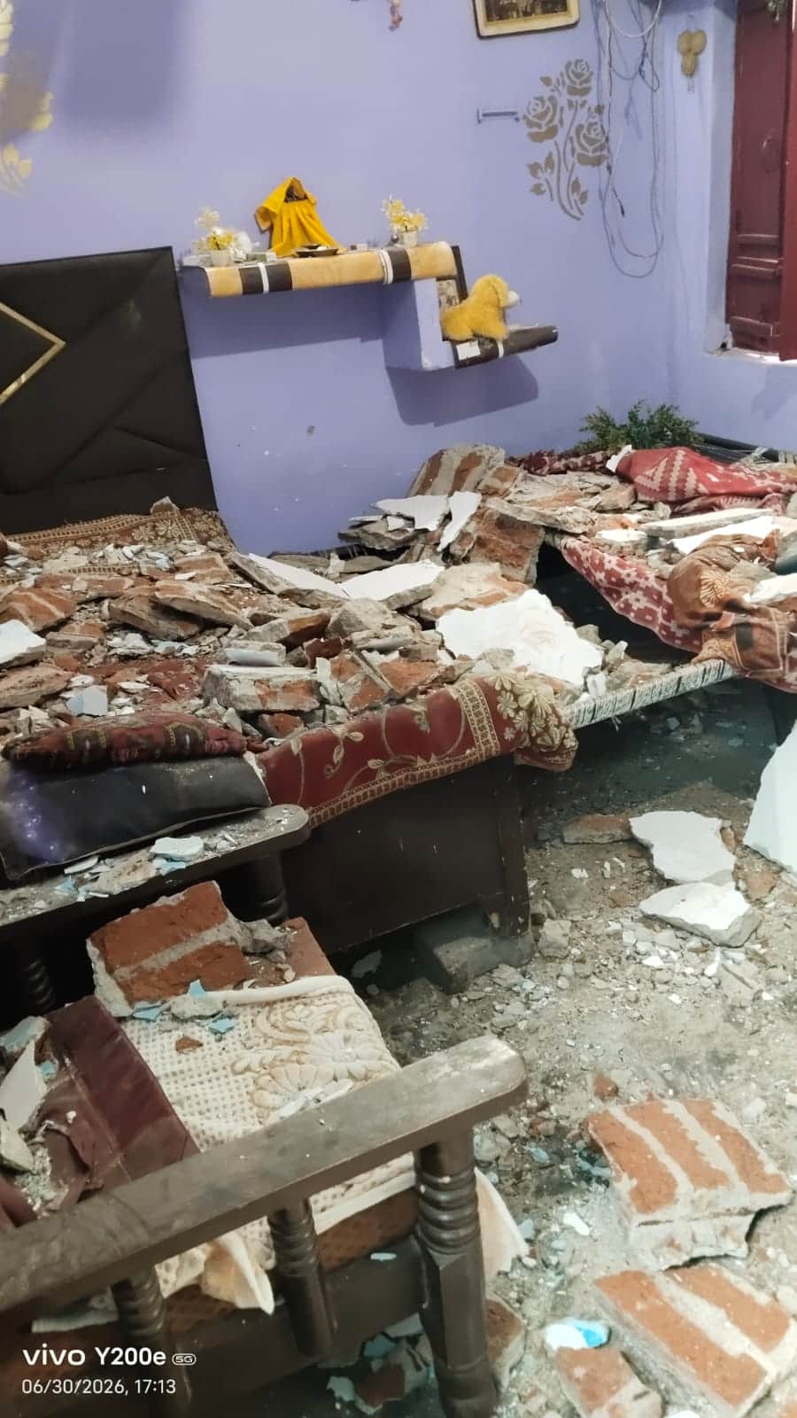 Suddenly the plaster of the lintel fell, aunt and nephew got injured due to bricks getting buried under the debris.