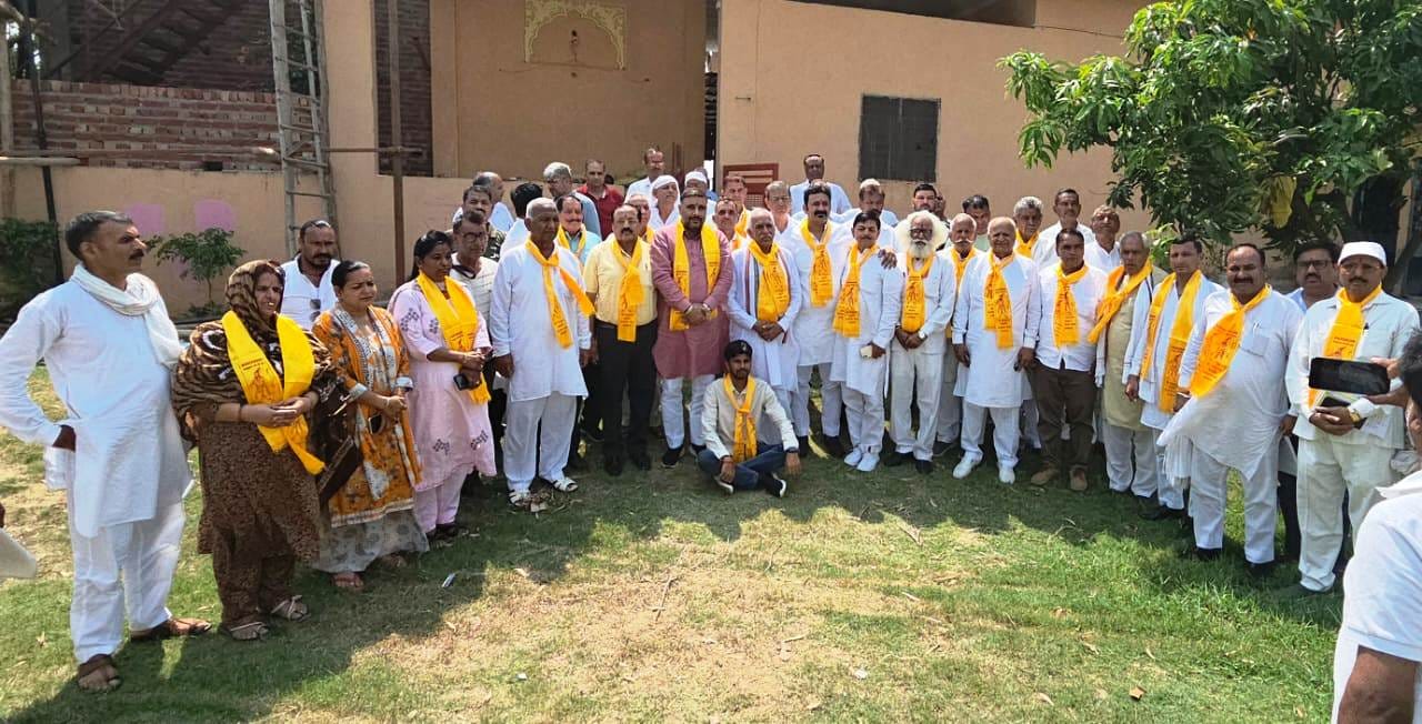 ब्राह्मण समाज के लोग प्रदेश स्तरीय बैठक में शामिल। संस्था