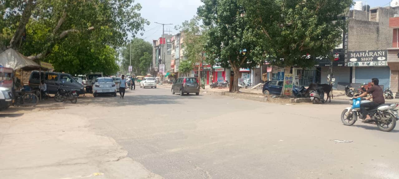 बावल मार्ग का दोपहर के समय का दृश्य। संवाद