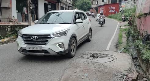 चरान में करीब दो माह पहले ठीक किए सीवरेज लाइन के चैंबर का टूटा ढक्कन।  -अमर उजाला