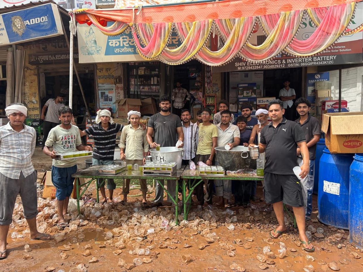 Youths set up a stall serving *jaljeera* and chilled sweet water, providing relief to passersby.