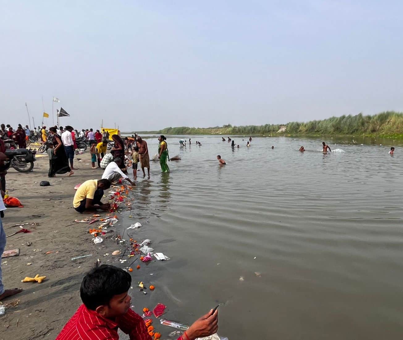 फोटो-11-ज्येष्ठ पूर्णिमा पर परियर गंगा तट पर स्नान करते श्रद्धालु। संवाद