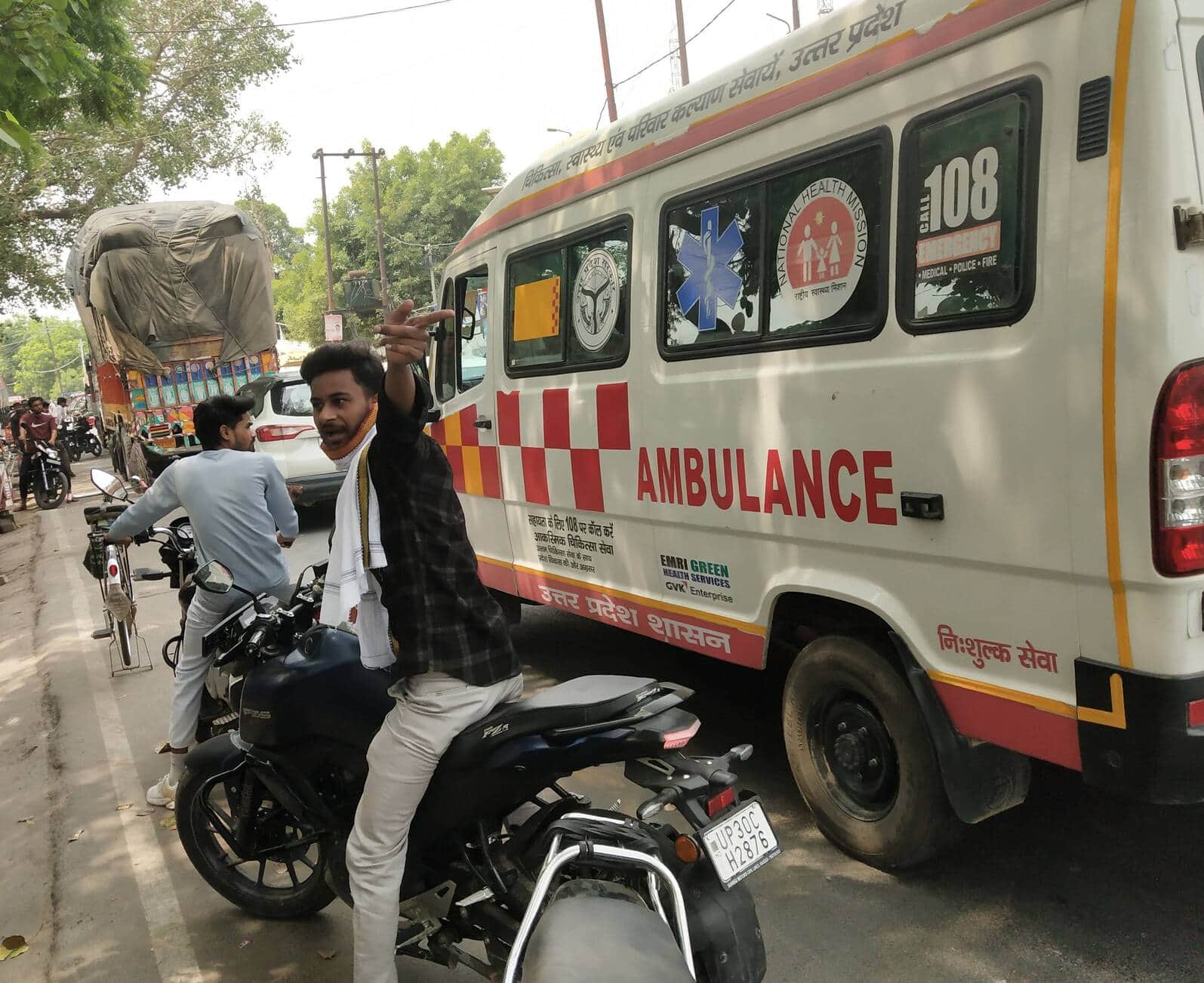 फोटो-22- बस अड्डा के पास जाम में फंसी एंबुलेंस और रोष जताता बाइक सवार। संवाद
