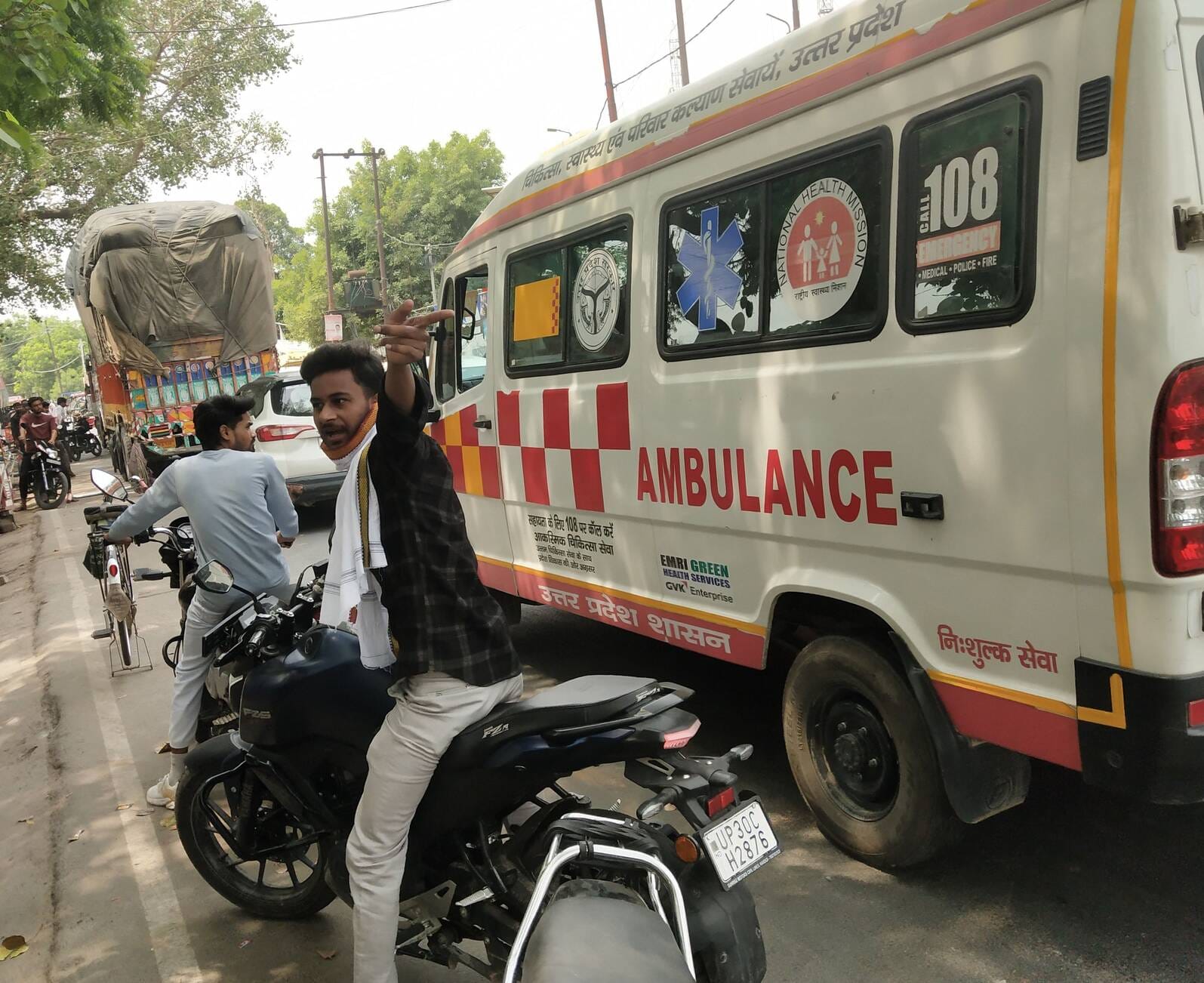 फोटो-22- बस अड्डा के पास जाम में फंसी एंबुलेंस और रोष जताता बाइक सवार। संवाद