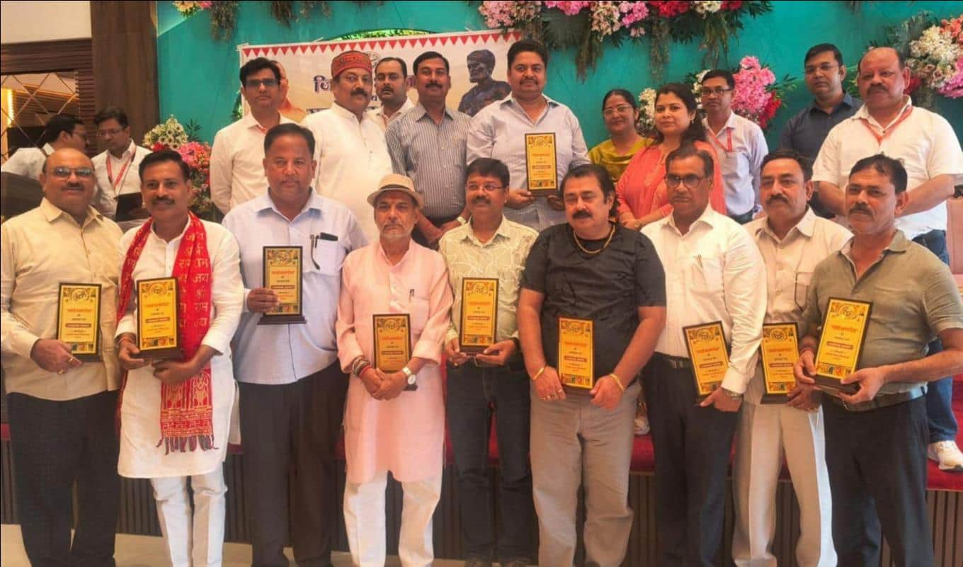 फोटो-24- व्यापारी कल्याण दिवस पर सम्मानित किए गए सर्वाधिक कर देने वाले व्यापारी। संवाद