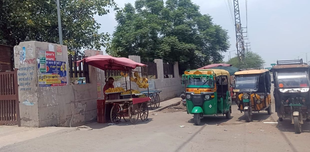Passengers are troubled by the jam at the main gate of the bus stand, demand for removal of encroachment