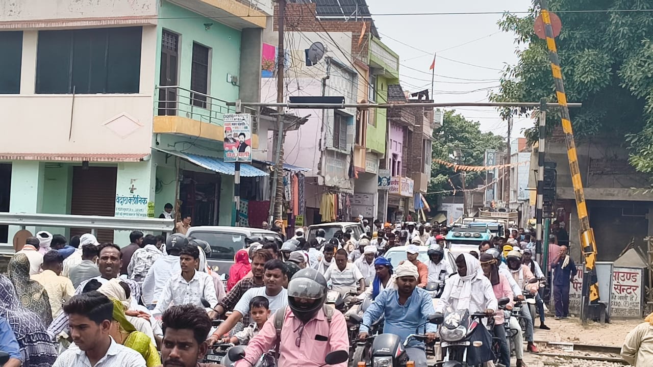 फोटो-35- रेलवे ट्रैक पर लगे जाम में फंसे वाहन व राहगीर।संवाद