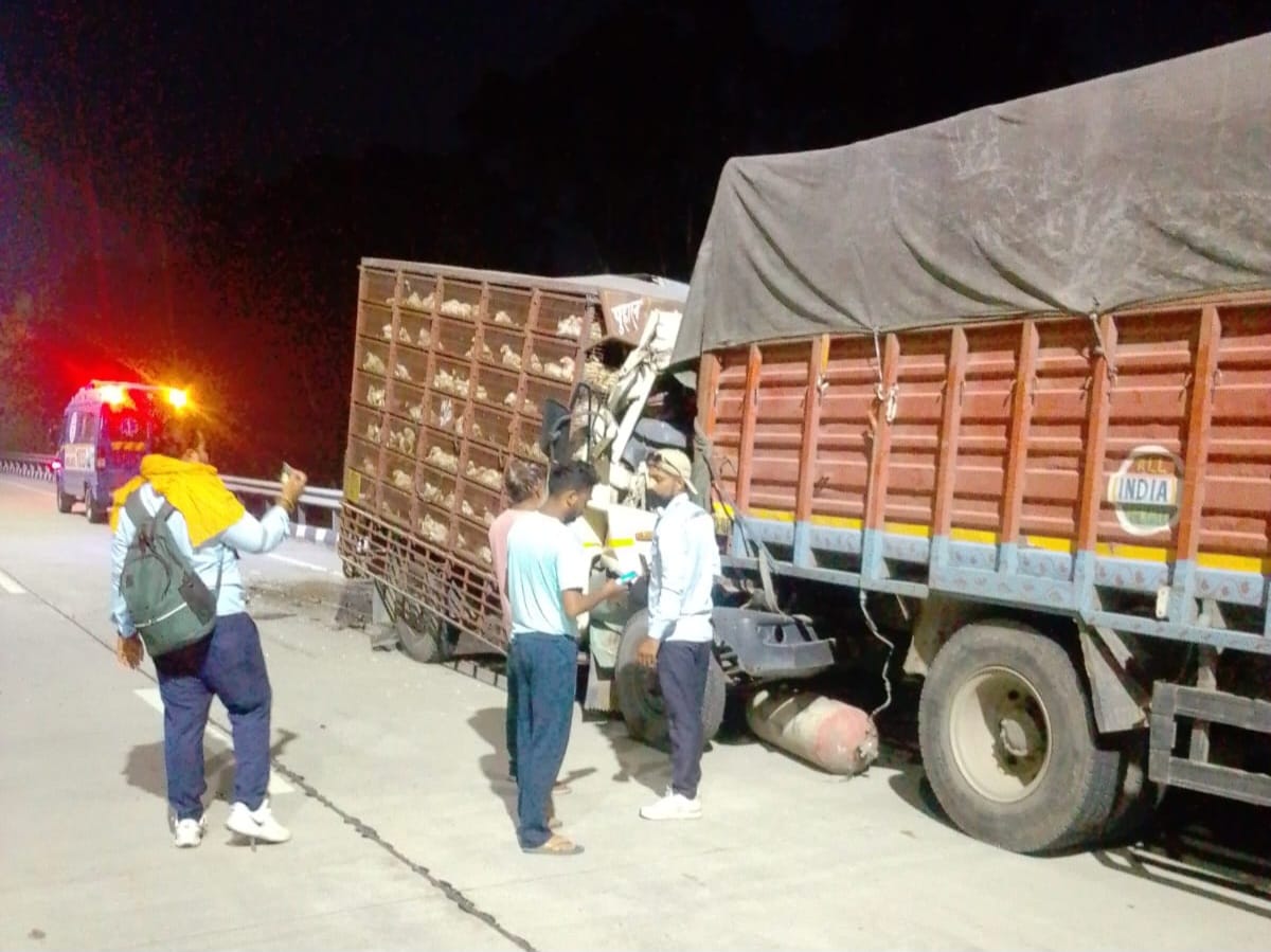 Vehicle loaded with chickens collides with stationary Canter on UER-2; two dead, including the driver.