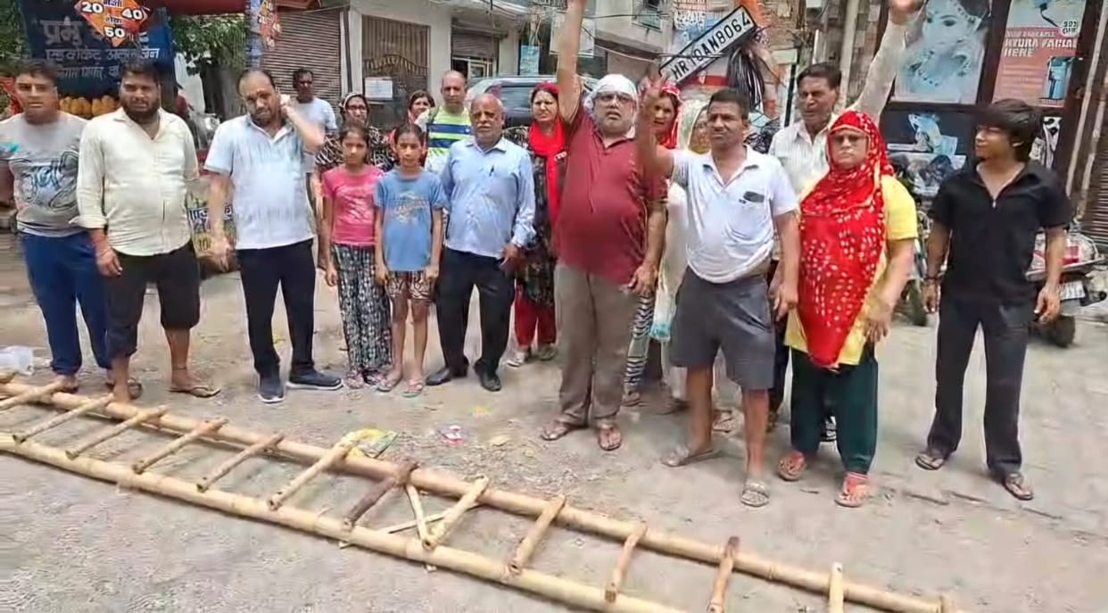 Power and water crisis for five days; residents of Prabhunagar and Mirch Mandi staged a protest.