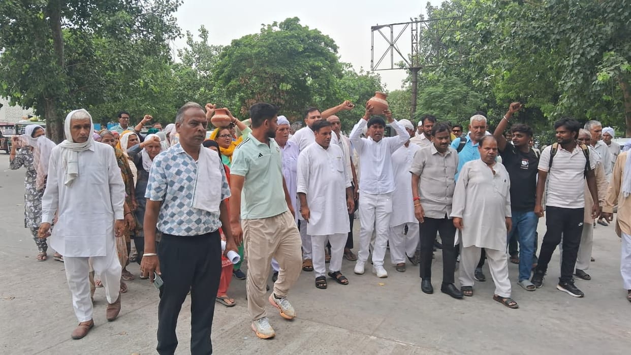 Ruling party and opposition united on the issue of contaminated water; public representatives arrived at the Municipal Corporation carrying earthen pots and *Kanwars*.