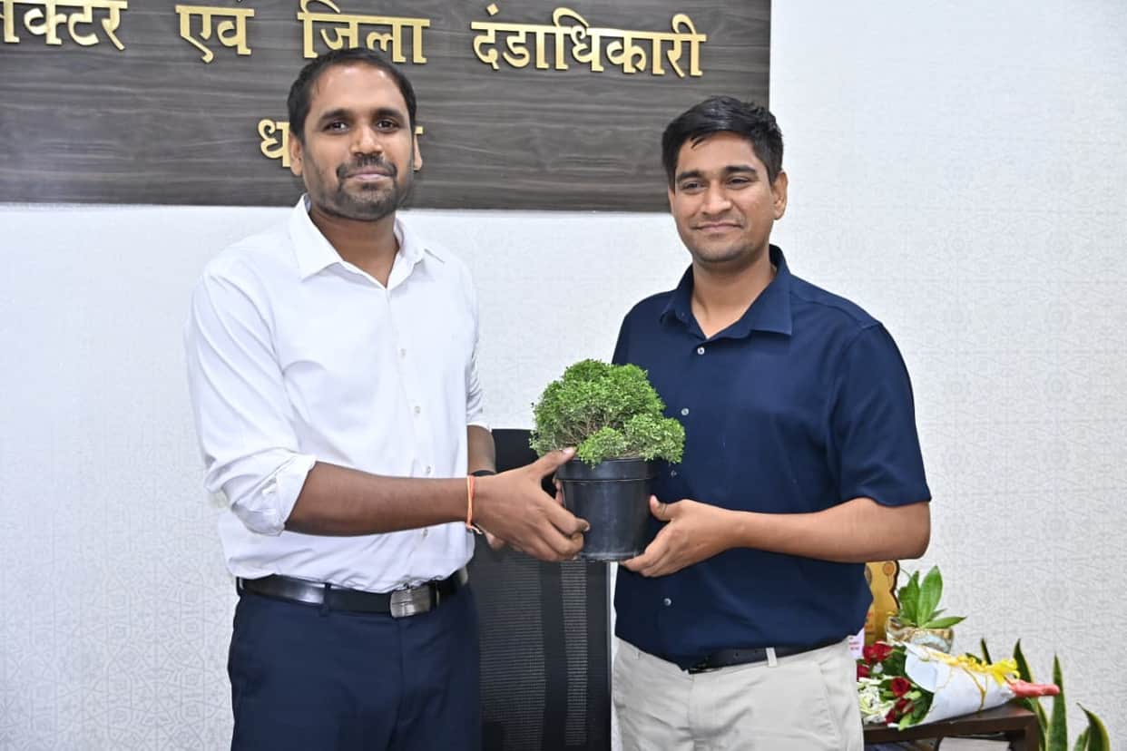 Ramveer arrived in Dhamtari and met Collector