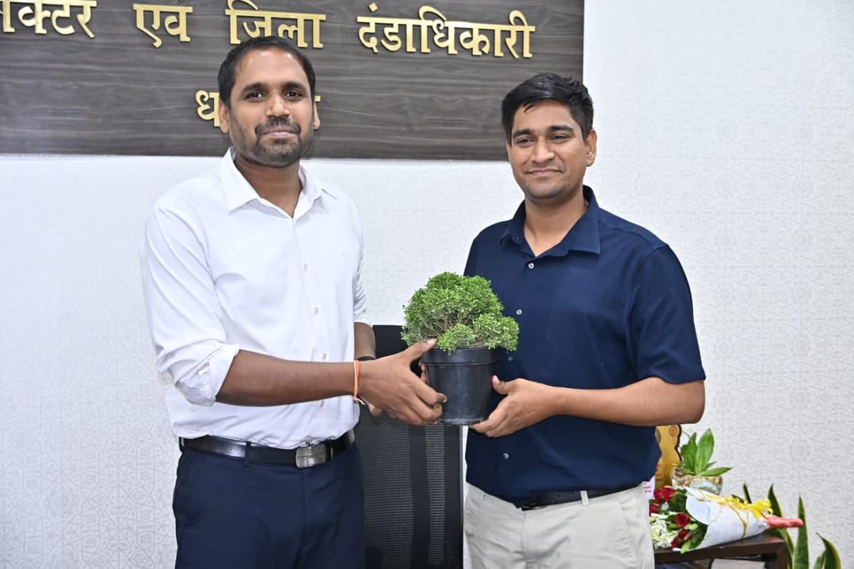 Ramveer arrived in Dhamtari and met Collector