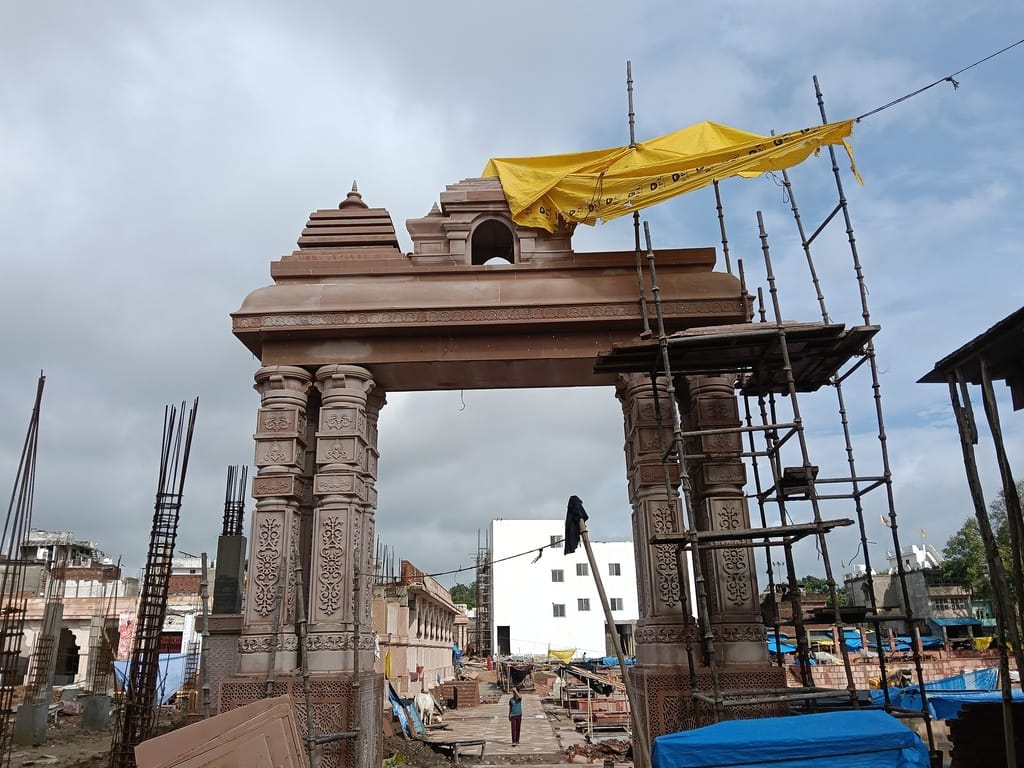 A pinnacle fell from the VIP gate, a major accident was averted