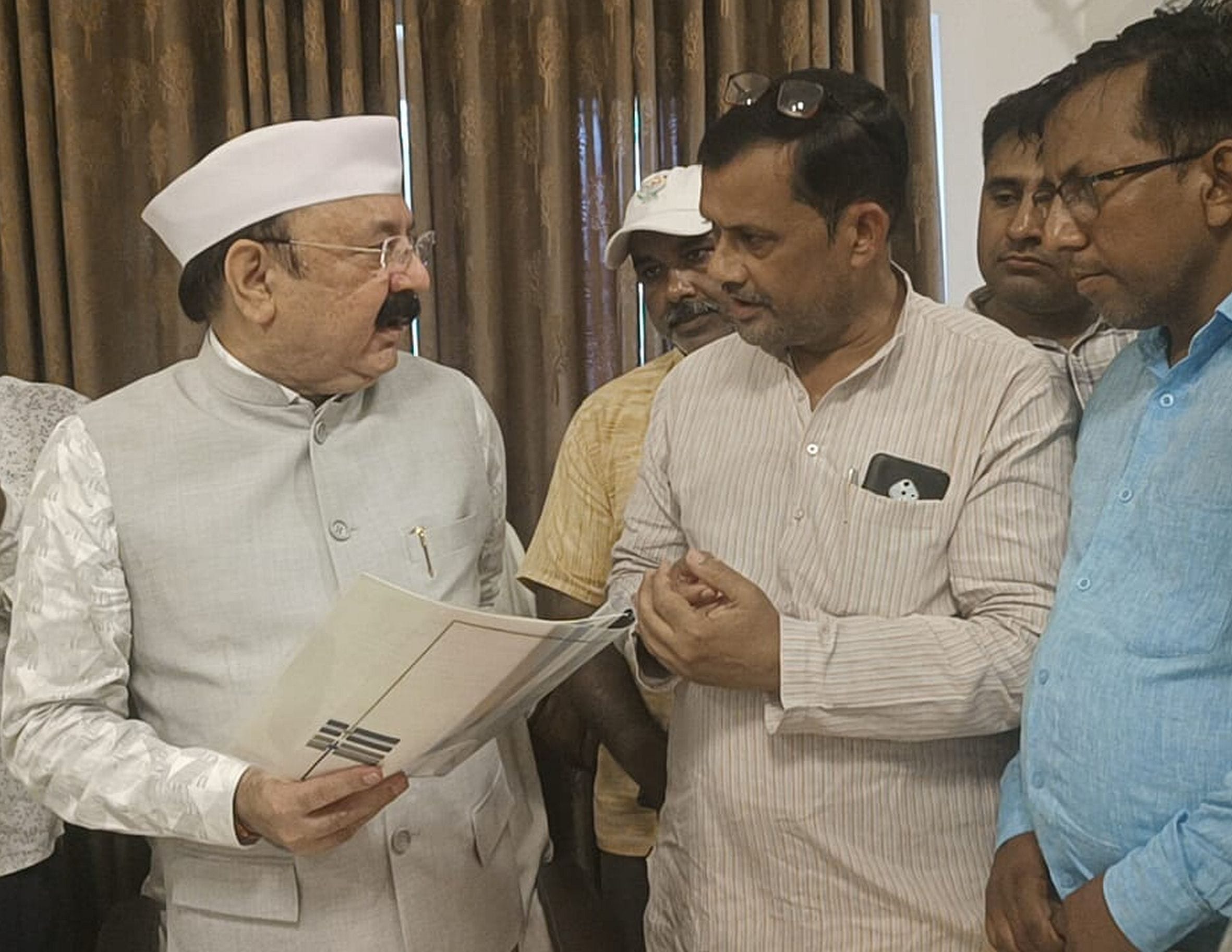 गौरीगंज स्थित कांग्रेस कार्यालय में जनसुनवाई करते सासद किशोरी लाल शर्मा। स्रोत: पार्टी