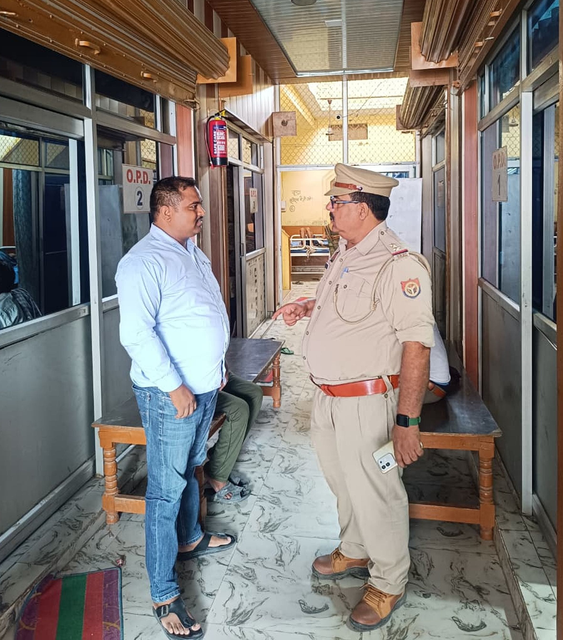  गौरीगंज स्थित निजी अस्पताल का निरीक्षण करते अग्निशमन के अधिकारी। स्रोत: विभाग