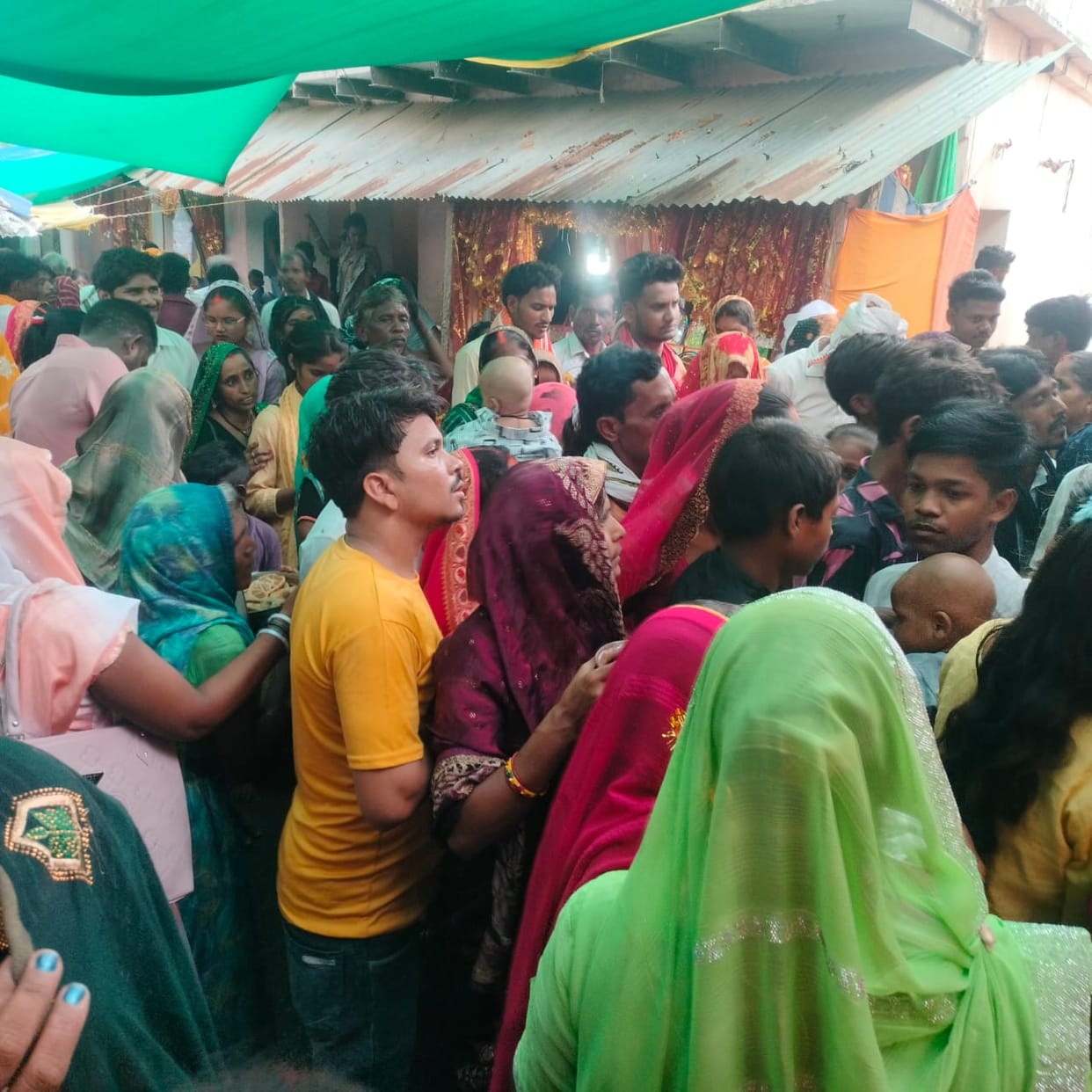 Faith prevails even in the rain; over 60,000 devotees offered prayers at Sheetla Dham.