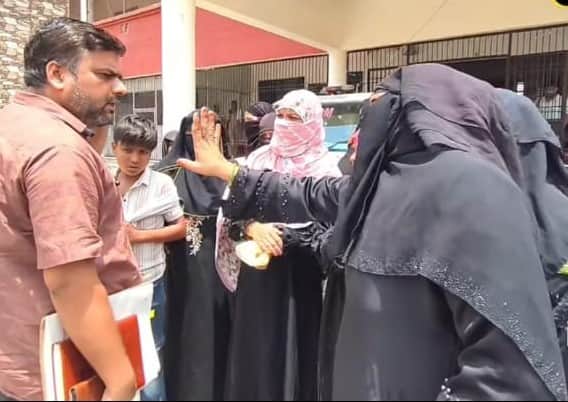 ईओ से होती पेयजल संकट से पीड़ित महिलाओं की नोकझोंक। संवाद
